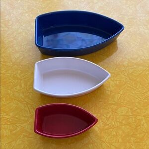 Chantal 3 piece set of baking dishes. Blue 3 cup, white 2 cup, red 1 cup.
